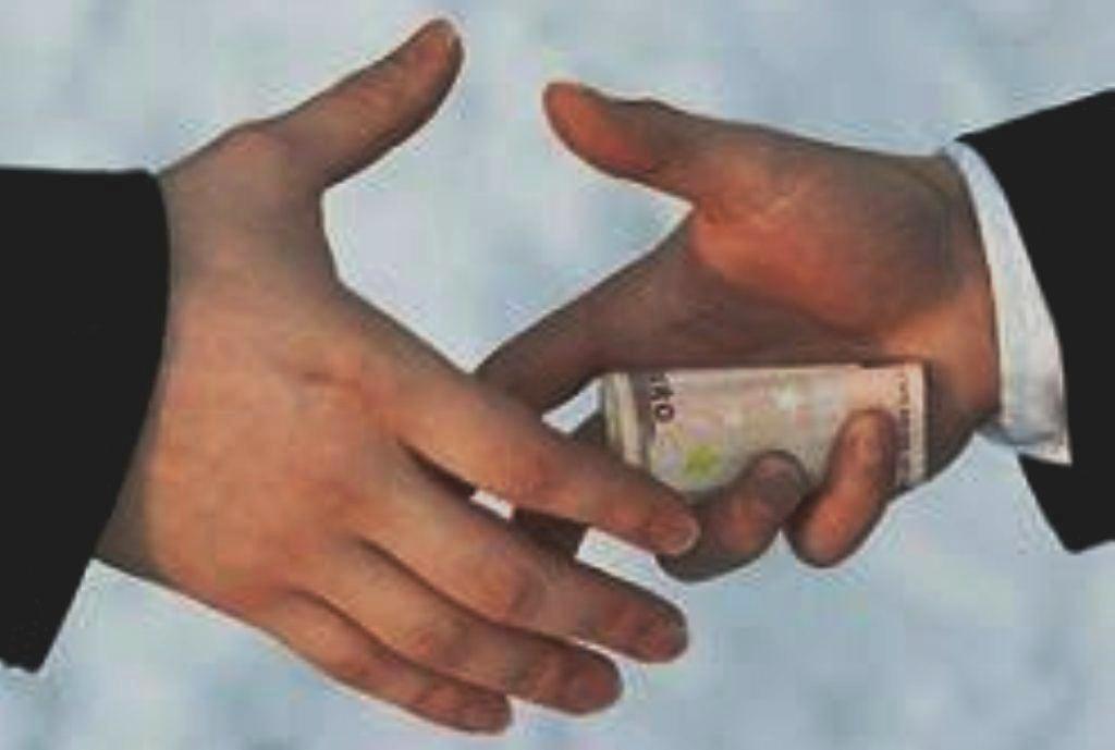 "koldos", "ayusos" . PP-PSOE, comisiones ilegales desproporcionadas en un momento que la gente se moría. Y encima defraudando a la hacienda pública.. Se están cargando la política, la ética y la democracia. Huele a podrido que echa pa' atras
#comisionesilegales 
#mascarillas