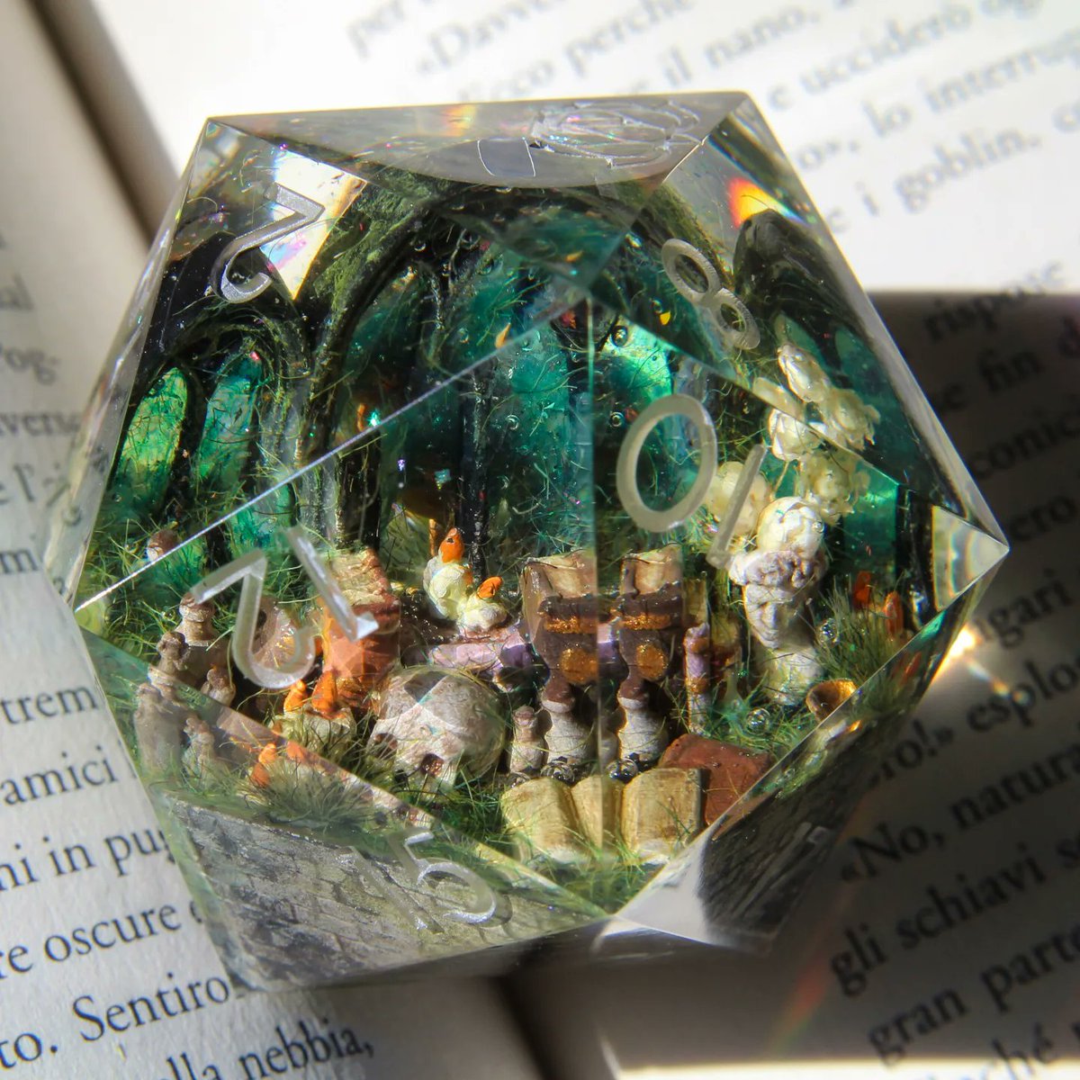 Overgrown Dark Academia 🌿
Sanded/Polished but uninked.
Preorders will start on thursday 14 March at 5.30pm CET ✨

#handmadedice #dicemaker #dnd #art #miniature #artisandice #dnd5e #pathfinder