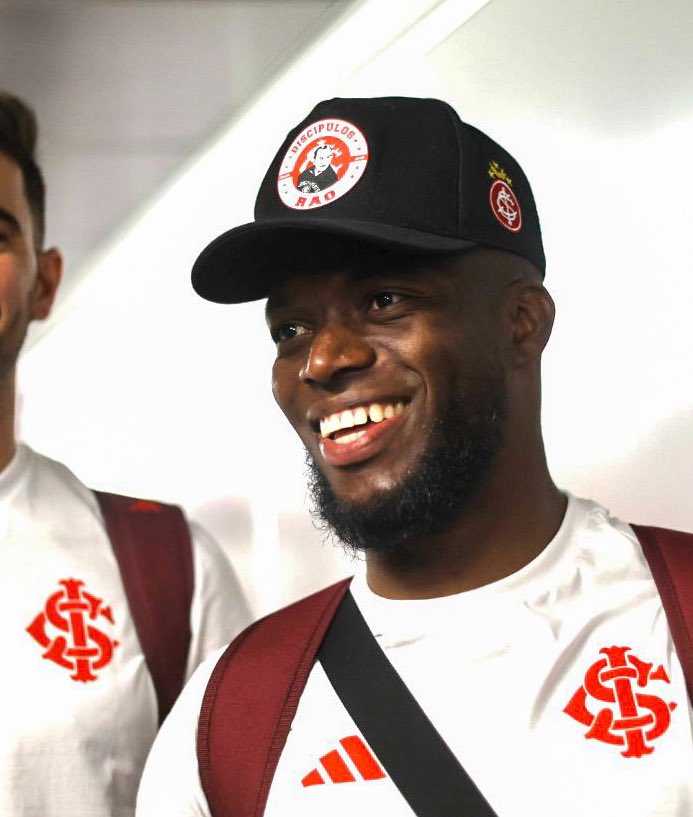 radar_colorado's tweet photo. OS BONÉS DE VALENCIA - a thread 🧶

Nosso atacante sempre demonstrou muita identificação com o Clube do Povo. Nas viagens da delegação, costuma utilizar materiais de torcida, sobretudo bonés. Esse é do movimento Discípulos de Rao 🇦🇹 https://t.co/EbnwvewW4g