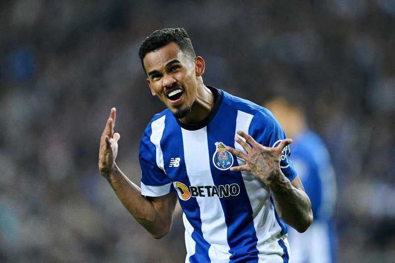 Um monte de gente decidiu crucificar o Wendell e o Galeno por causa dos penaltis.

Um deles deu a vitória ao Porto no Dragão e o outro anulou por completo o Saka por mais de três horas e meia.

O futebol é muito ingrato.