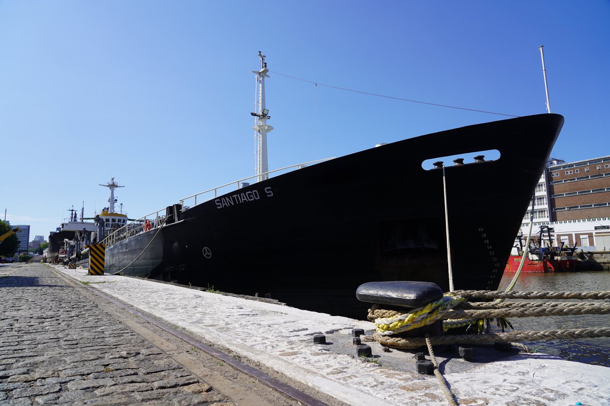 Proa del casco de nuestro buque Santiago S.

Capacidad de transporte: 4.500 t
Eslora: 108,80 m
Manga: 18,80 m
Calado: 17 pies

Conocé más sobre nosotros en: silosareneros.com.ar