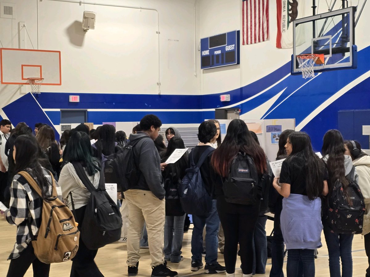 PartnerwithLAEP's tweet photo. One of our @pomonaunified Community Schools - @emersonpusd - recently held a College Fest where students presented class projects on 22 universities across the country! Classmates learned about school culture, financial aid, and admission requirements. 🎓💪 #LAEP https://t.co/jYfZ5YLLRn