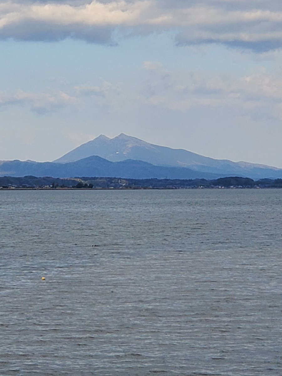 霞ヶ浦の現状　3月13日8:10現在，曇り，気温8℃，水温9℃，弱い北風　湖面さざ波。　船舶運航の際は、ライフジャケットを着用し、安全航行に努めて下さい。(写真)行方市玉造甲より筑波山方面