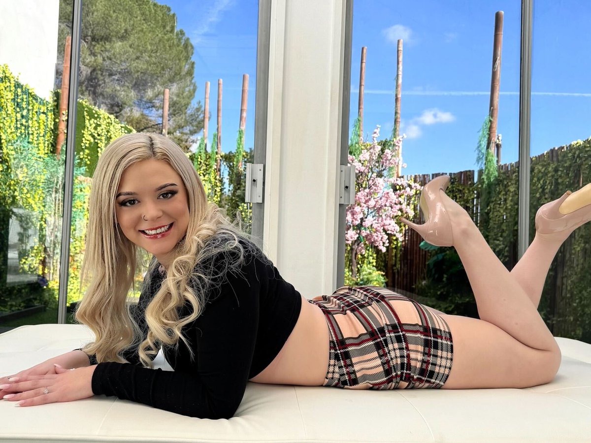 Highly recommend you follow @LaurenLivelyXXX 🌺