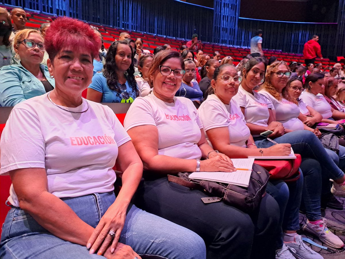 Desde el @TeatroOperaMcy junto a nuestra Min. @_LaAvanzadora y la Gob. @Soykarinacarpio sostuvimos un encuentro con las estructuras de los Centros de Desarrollo de la Calidad Educativa para seguir la fortaleciendo el nuevo modelo educativo. #SomosCompromisoPatrio @NicolasMaduro