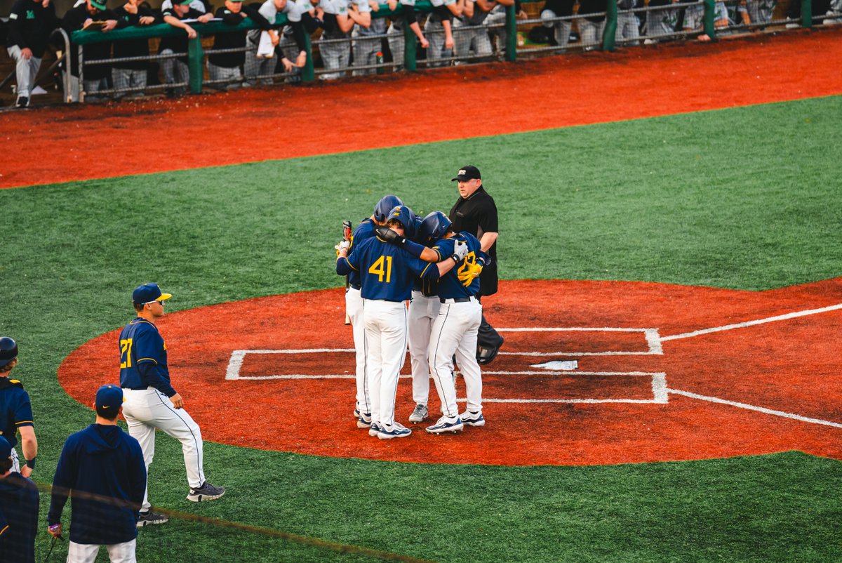 SEE YA LATER! @ChumleyReed hits a three-run 💣 to put the Mountaineers up 6-2 after three! #HailWV