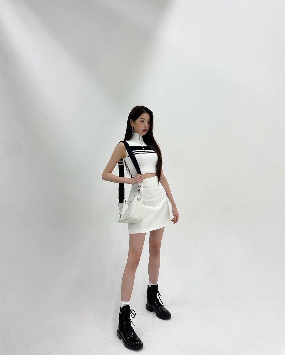 W04NVR's tweet photo. 프라다의 삼각형 로고를 연상시키는 프라다 트라이앵글백, Check out @.prada 🖤
#광고 #PradaTriangle https://t.co/M0hfKgoa56