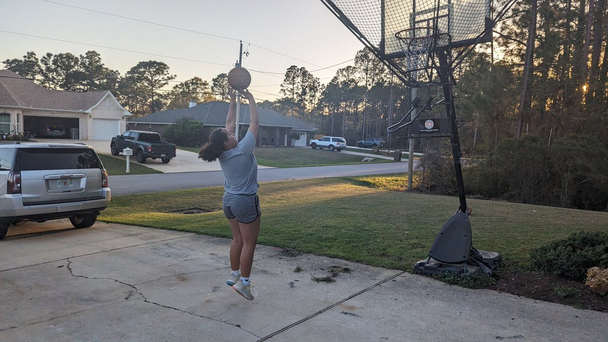 smovecj's tweet photo. Getting that work in! @SREliteBball @Ballislife https://t.co/NGk53M2C1B