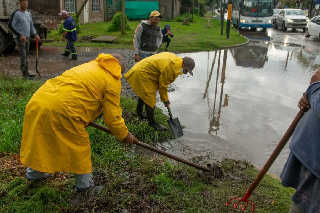 💧 Continuamos trabajando en la desobstrucción de desagües con tareas de limpieza en sumideros y alcantarillas, con el fin de extraer materiales de desechos que obstaculizan el drenaje.

🙌🏽 A través de la Secretaría de Servicios Públicos, seguiremos llevando adelante estas tareas