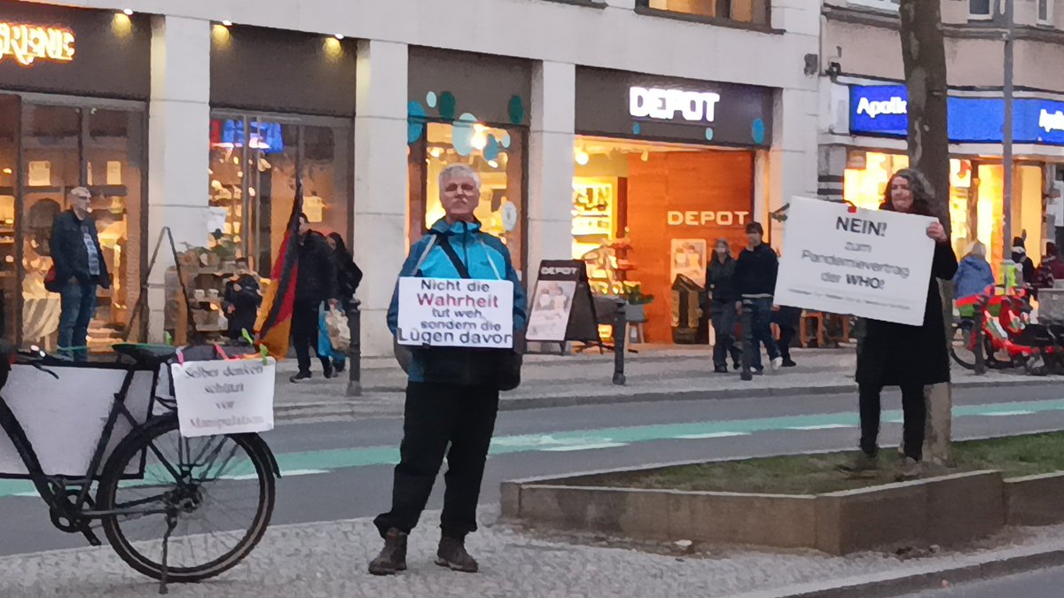 t47da's tweet photo. Heute waren die Querdenker wieder auf der schlossstraße aktiv diesmal hatten sie sogar große Plakate dabei und die Omas gegen Rechts haben tapfer gegen gehalten alerta alerta Omas gegen Rechts sind härter
#b1203 https://t.co/d6UfONzmGQ