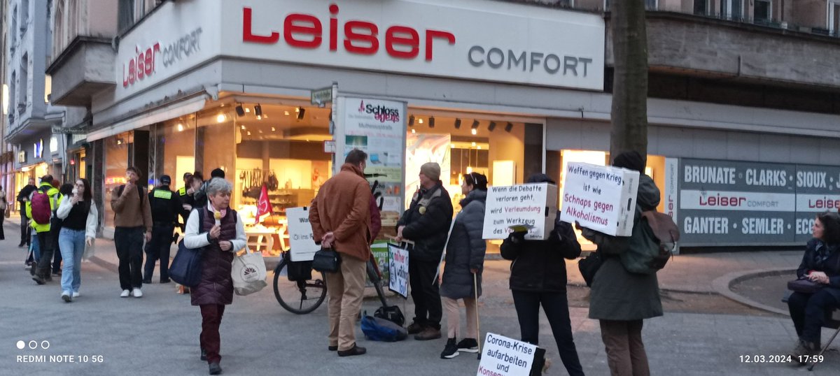 t47da's tweet photo. Heute waren die Querdenker wieder auf der schlossstraße aktiv diesmal hatten sie sogar große Plakate dabei und die Omas gegen Rechts haben tapfer gegen gehalten alerta alerta Omas gegen Rechts sind härter
#b1203 https://t.co/d6UfONzmGQ