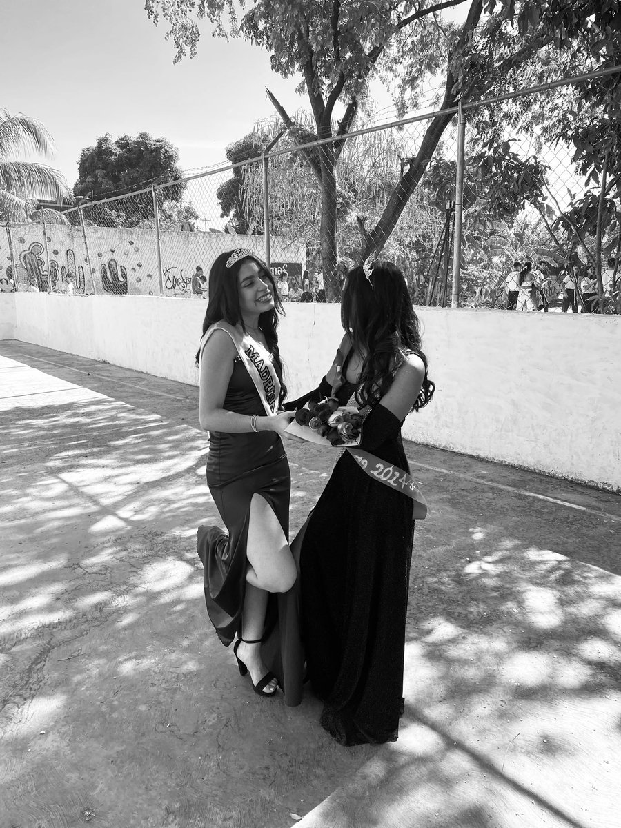 promo27sm's tweet photo. tenemos las madrinas más hermosas💚 https://t.co/aeLU0wi0rz