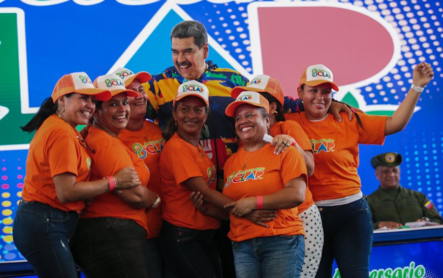 NicolasMaduro's tweet photo. Fui a un maravilloso encuentro en Guárico para celebrar los 8 años de la creación milagrosa de los Comités Locales de Abastecimiento y Producción, junto a sus lideresas y líderes a lo largo y ancho del país... Los CLAP nacieron al inicio y como respuesta a la más grande agresión que ha sufrido Venezuela; y se han mantenido para garantizar la soberanía alimentaria de nuestro pueblo. ¡Que vivan los CLAP!