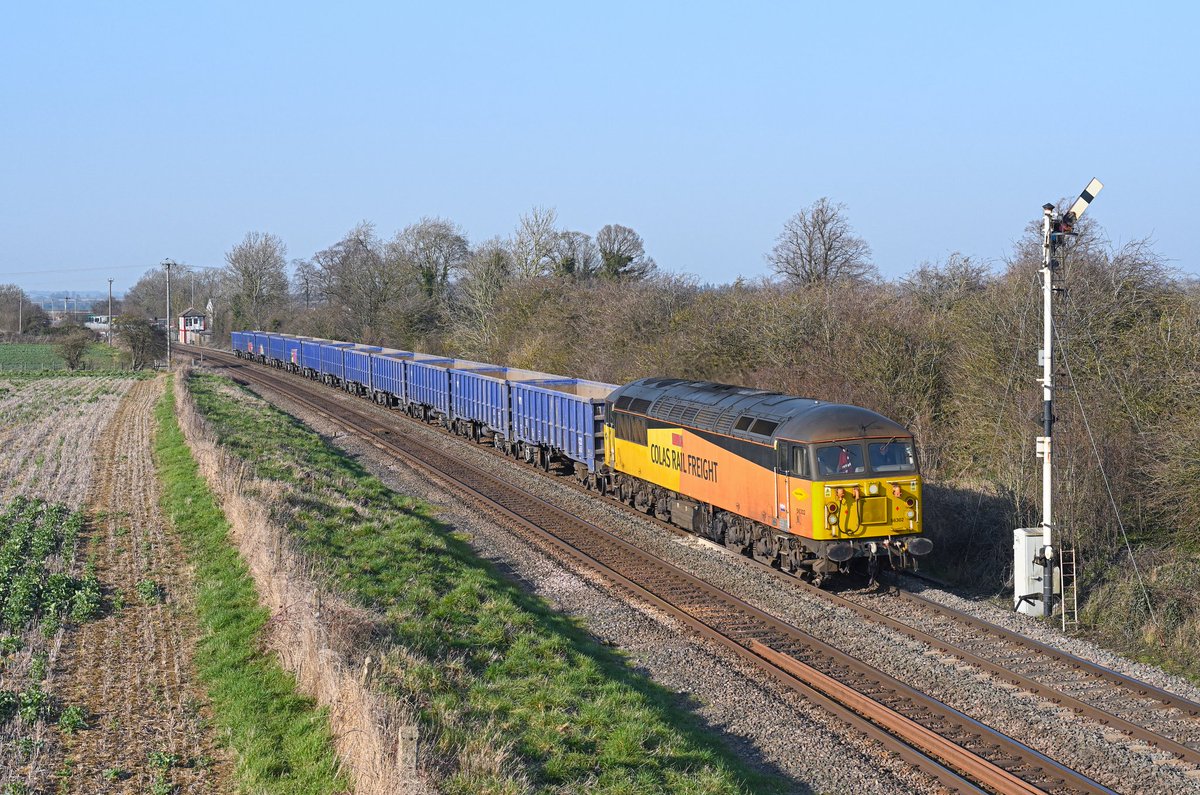 56302 'PECO - The Railway Modeller' passes Ashwell on 26/03/22 with the 4L37 Chaddesden Sidings to Lowestoft Reception, hauling a short rake of empty JNA-T wagons. It is about to pass semaphore stop signal AL7, which is Ashwell's 'up' section signal. @SignaloftheDay @ColasRailUK