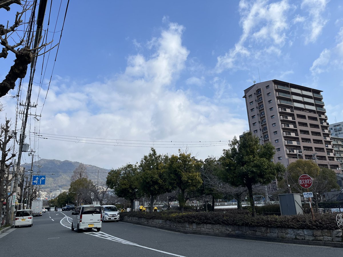 lionya_dot_com's tweet photo. おはようございます。
兵庫県神戸市の空は曇り🌥️

3/13水曜日🤗
早く暖かくなってほしい
よろしくお願い致します❣️

作業着の通販ライオン屋ドットコム
https://t.co/G6bj5sXK5c

#作業服 #安全靴 #ライオン屋 #ライオン屋ドットコム #らいおん #まとめ買いがお得 #企業公式が毎朝地元の天気を言い合う https://t.co/bpL0IhiElV
