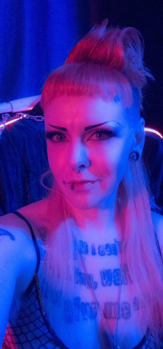 Periodic reminder that I do, in fact, have the face to go with the ass. https://t.co/EdDheJMpcR