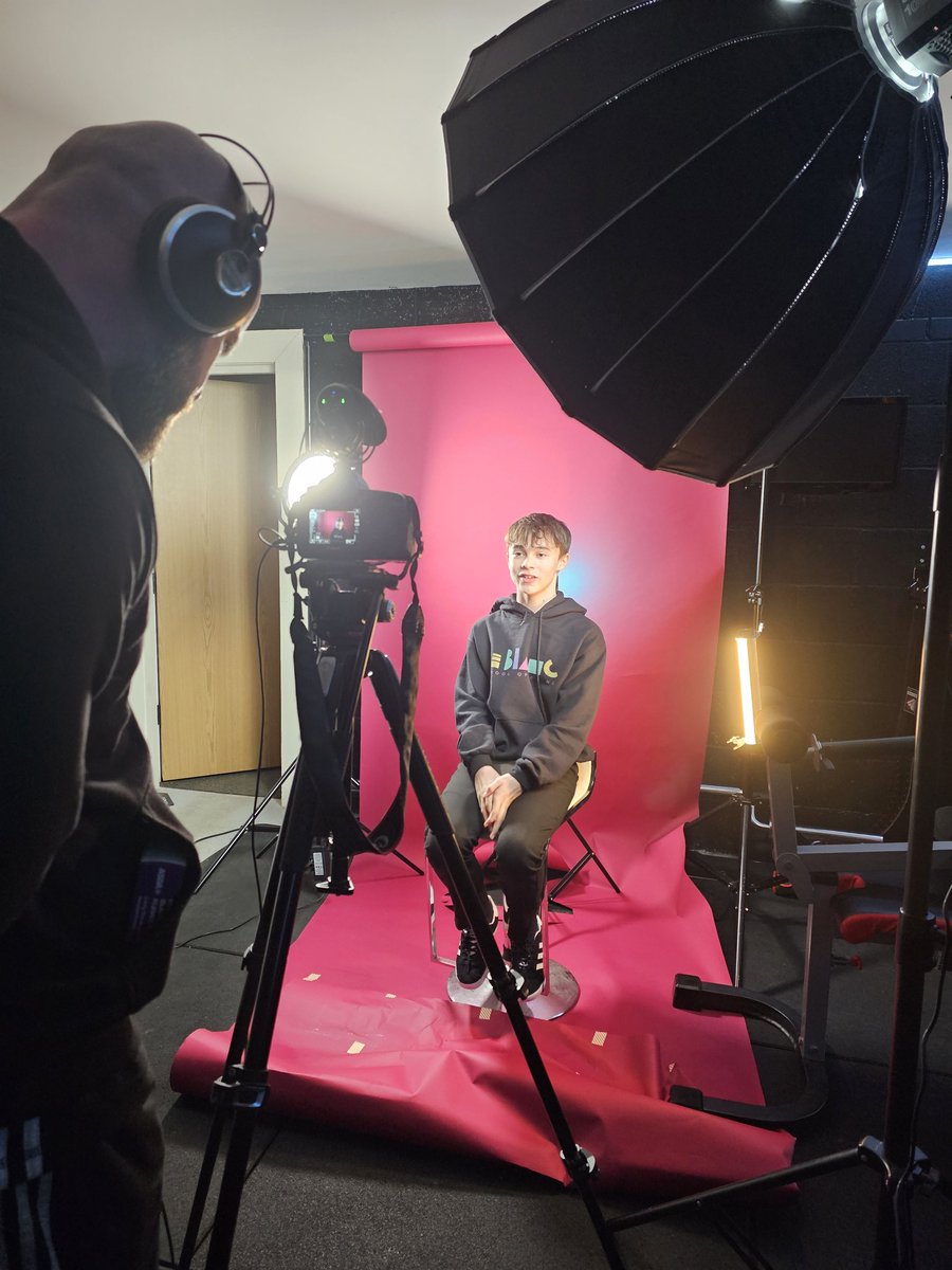LSA_training's tweet photo. We love seeing things a-happenin' with our #SENATIONAL #LEBLANC #ACTORS across the world! Here is the #UK's Jack Sherran (@A_Jack_Act) rockin' his #LSA #SWEATSHIRT today while filming a secret promo! https://t.co/LgvUd4U6J5