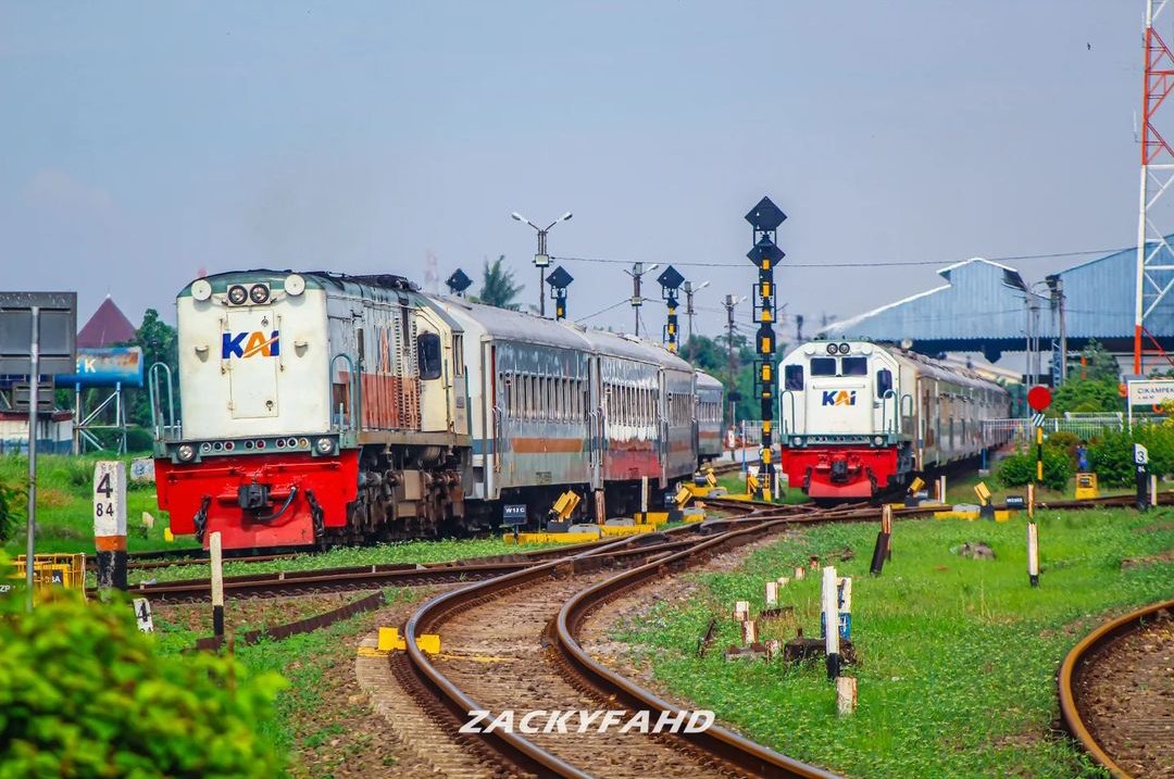 KAI121's tweet photo. Tau nggak? Aku masih berharap sama kamu. Tapi sengaja, aku nggak ngejar kamu. Karena aku udah tau, kamu nggak pernah peduli sama aku. 🥺

Selamat pagi, #SahabatKAI

#KAI121

📸 zackyfahd (IG) https://t.co/GE0TiaFJXf