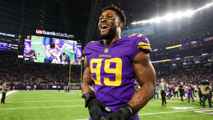NRMedia50's tweet photo. Breaking News: Houston Texans just made a huge signing as they get former Minnesota Vikings pro bowl defensive end Danielle Hunter on a 2 year $49 million deal that includes $48M guaranteed and max $51M with incentives @AmyTraskπ #NRMedia #NFL #NFLFreeAgency #DanielleHunter https://t.co/6j4IxnqKKb