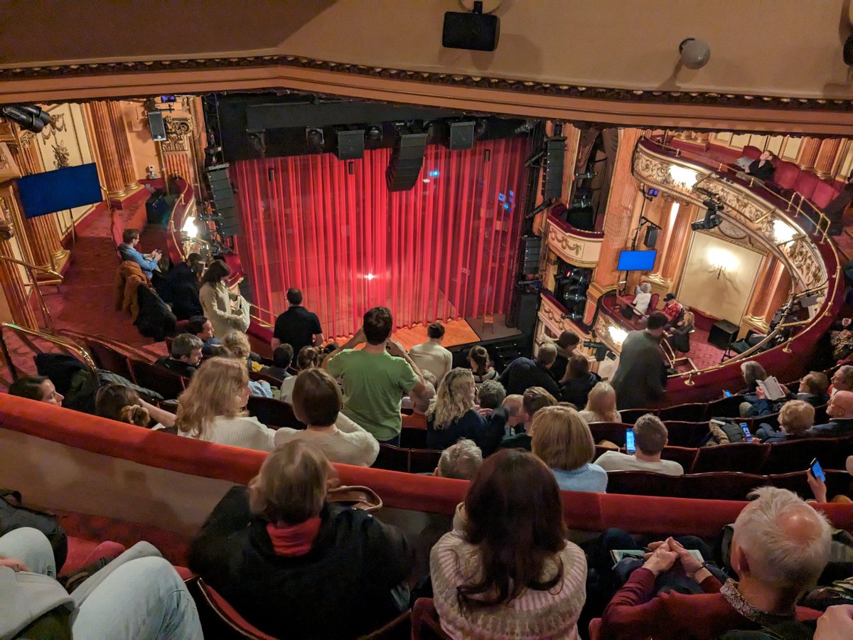 Really let down by the dreadful boringness that is #OpeningNight at the <a href="/GielgudTheatre/">GielgudTheatre</a> . I would almost pay to end it sooner if I could. Maybe so these talented performers could do something good. #SayNoToVanHove