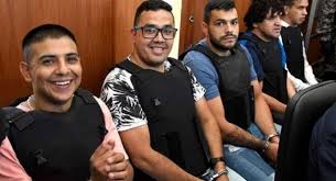 ElChechoVolvio's tweet image. Mientras la carancho vende humo @PatoBullrich , el cornicheli @luispetri ,@maxipullaro y secuases dicen que va a "combatir el narcotráfico" 🤡🤌

#Mientras            👇

.#ElNumerazo