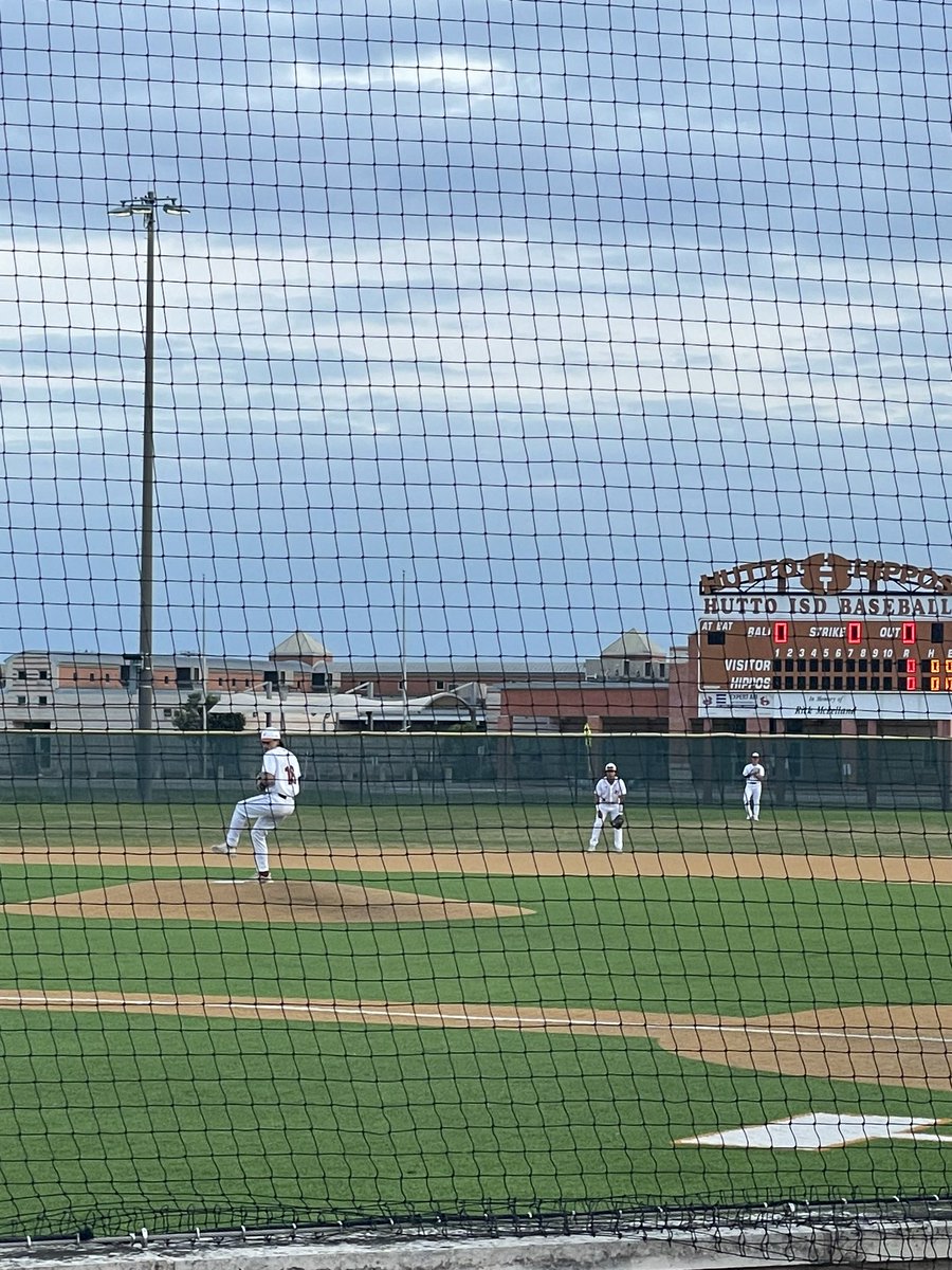 CoachWCompton's tweet photo. Beautiful night for @BaseballHutto and @Hutto_Softball here in Hutto! #JustHowWeLikeIt #HungryHungry https://t.co/JaETYgj7d1