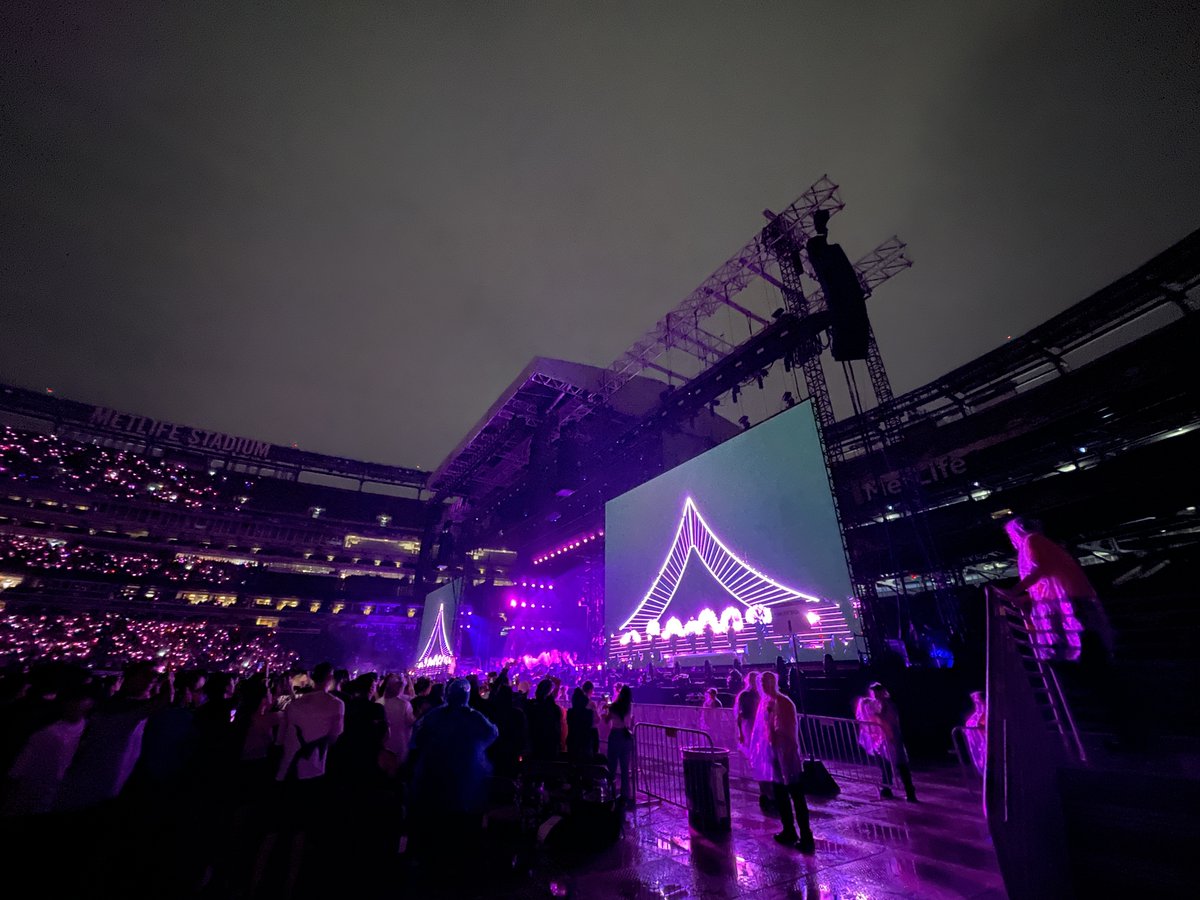 g2_structures's tweet image. 08.12.2023 | BlackPink | MetLife Stadium | East Rutherfordton, NJ

@blackpink | @metlifestadium
.
.
.
#liveevents #stagingcompany #lifeontheroad #tour #eventstaging #concert #stage #roofstructure #wemakeevents #g2structures #stadiumshow #engineers #production
