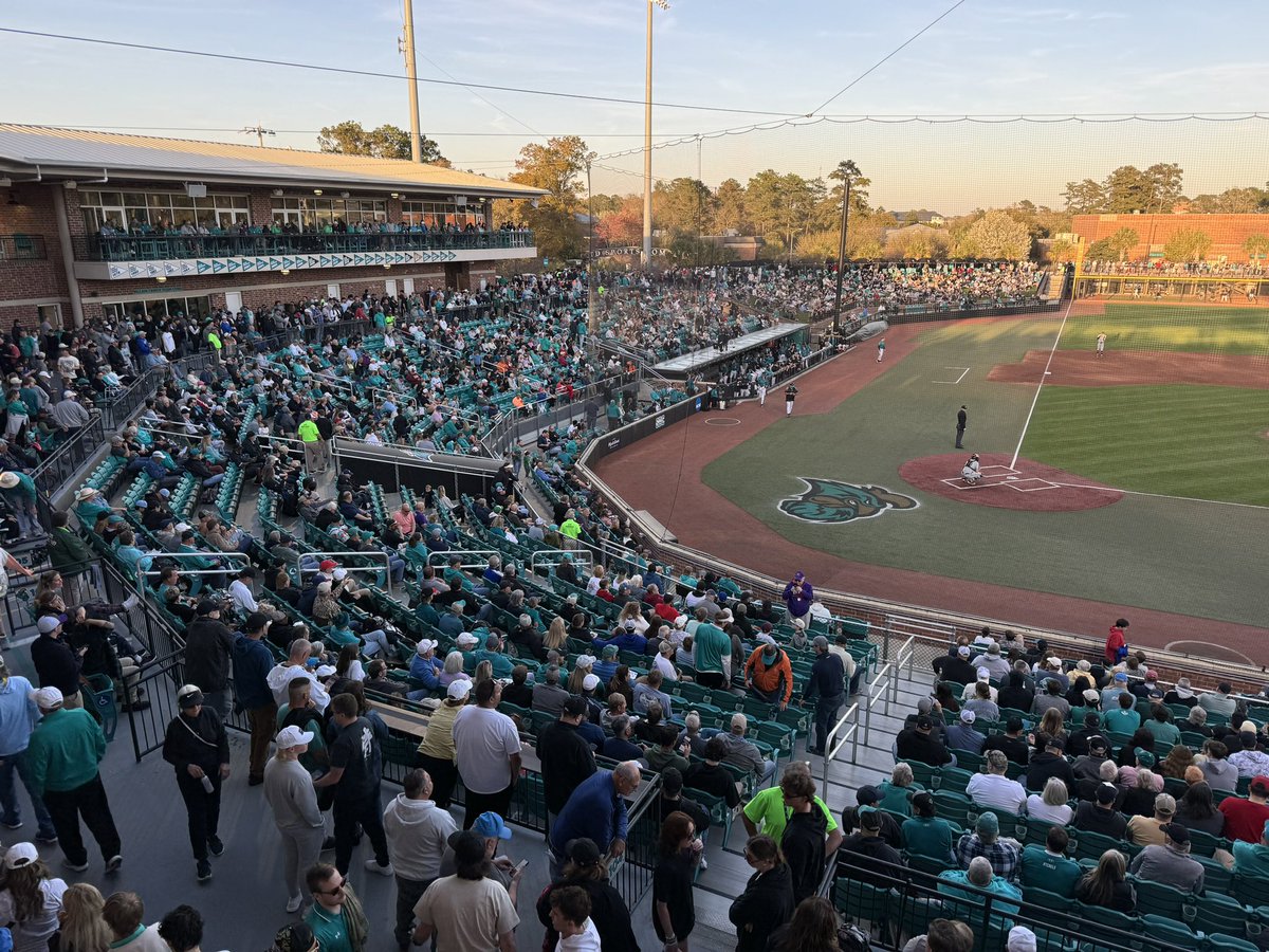 Carolina_Clash's tweet photo. What a CROWD tonight!! Standing room only in Conway, South Carolina! https://t.co/hZxvpkBFOR