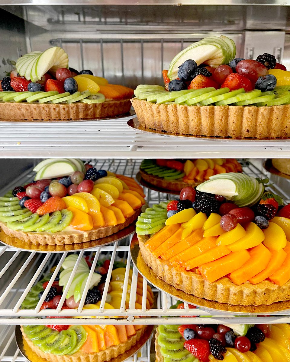 KH_bakery's tweet photo. My Inner Thoughts:
Is this healthy?
Yes!
It has fruits, duh. ๐
#fruits #fruitart #fruitlover #desserttime #dessertlover #desserttable #dessertstagram #desserts #tart #aloha #onolicious #treats #treatyourself #sweets #tropicalfruit #hawaii #madewithaloha #thursdayvibes #Foodies https://t.co/8LoCkwnqlw