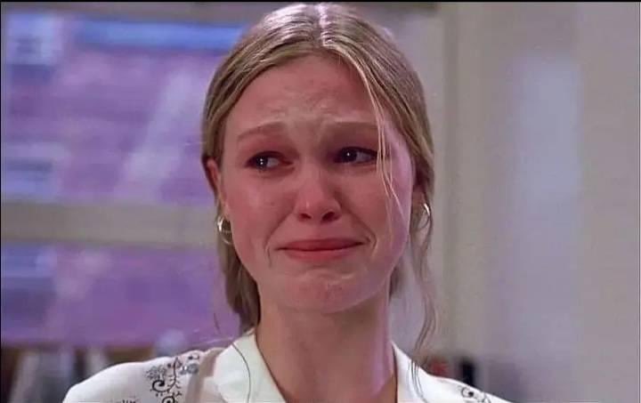 Yo cuándo estoy escuchando ordinary things y llego a la parte donde nonna dice: "nunca te vayas a la cama sin dar un beso de buenas noches, eso es lo peor que puedes hacer y si no te sientes cómodo haciéndolo, entonces estas en el lugar equivocado ..."