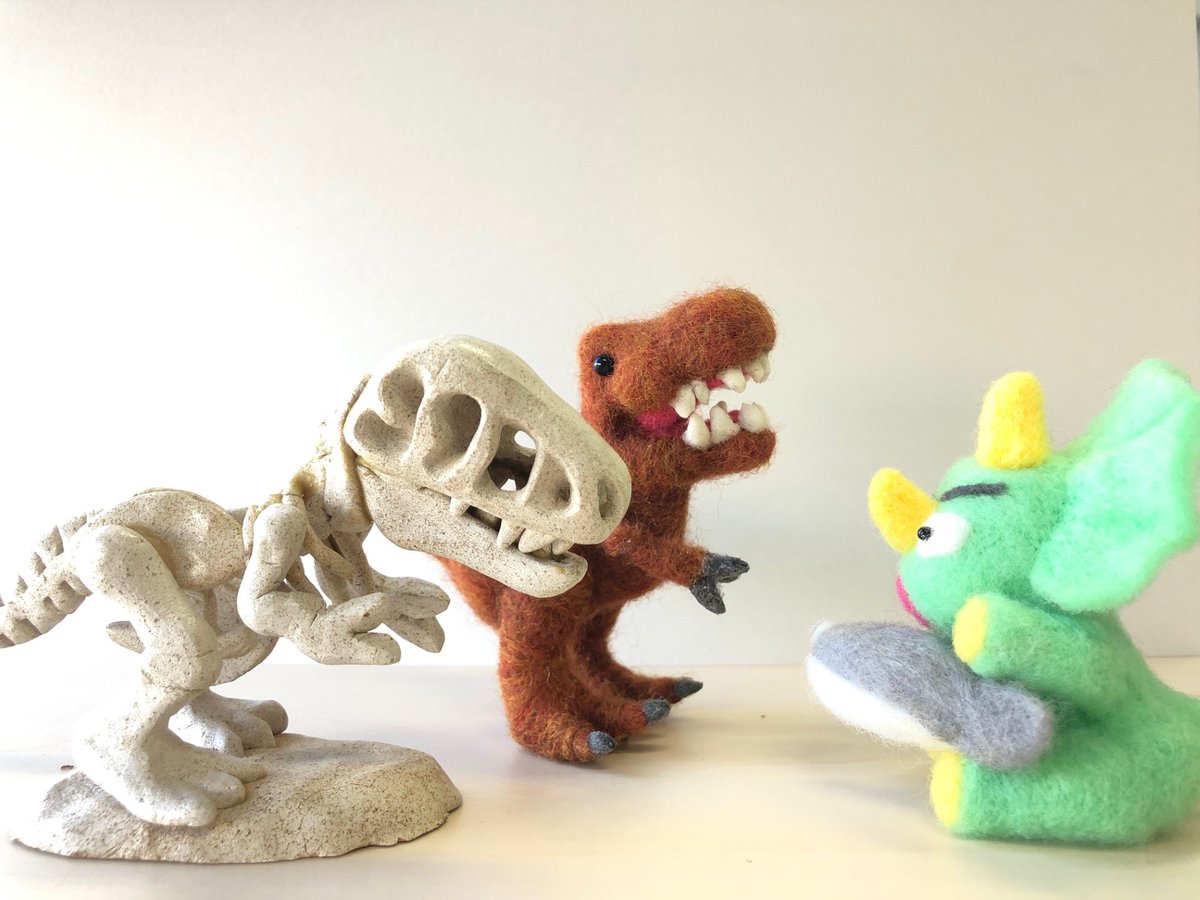 toritori_daichi's tweet photo. 化石ティラノ君が遊びに来てくれました🦖💨

「いつ #お花見 に行く❓」ってみんなで相談しているみたい🤭🌸✨

#恐竜ライフを楽しむ毎日
#トリトリと #企業公式つぶやき部
#企業公式が恐竜とじゃれあう部
#企業公式ぬい撮り部 https://t.co/71BtX3b9EL