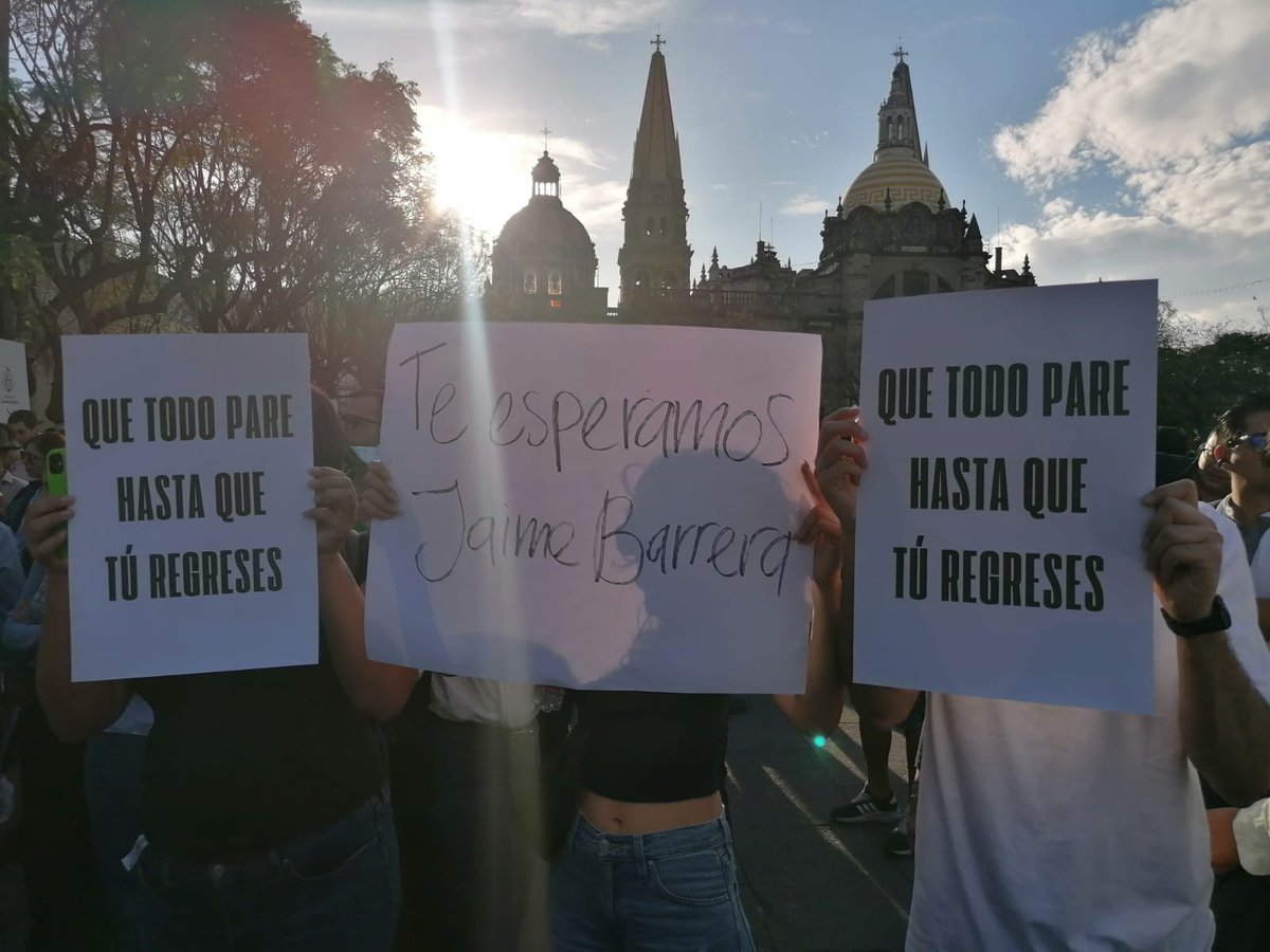 #ATENCIÓN | Alrededor de 500 periodistas, los familiares de Jaime Barrera y colectivos de búsqueda de desaparecidos se reúnen en la Plaza Liberación de Guadalajara para pedir su liberación. 📢 📷 @Marirecamier