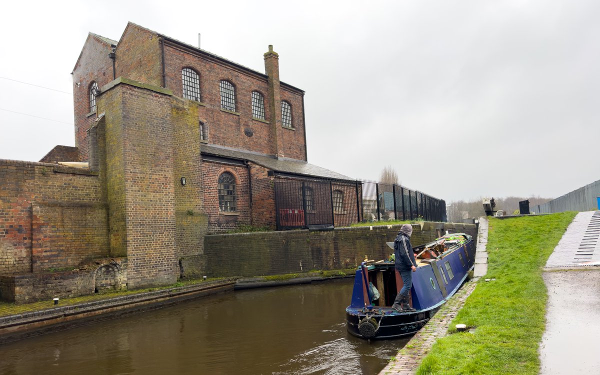 #NbWillTry entering the lock outside #TitfordPumpHouse on #TitfordCanal, part of #BCNS. #BoatsThatTweet #KeepCanalsAlive #LifesBetterByWater #BirminghamCanals @CanalRiverTrust @CRTWestMidlands @BCNSociety moonsh.in/ZjUba