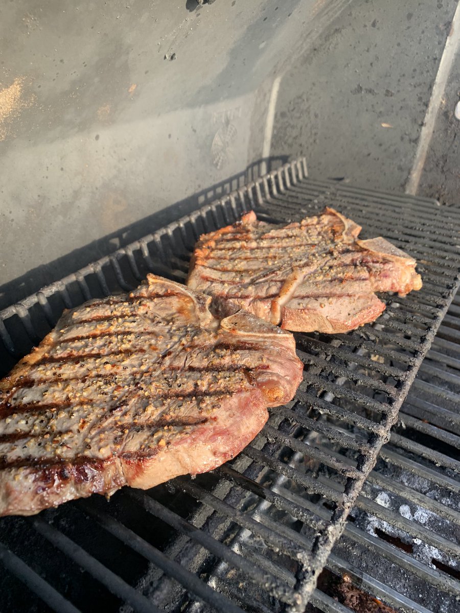 Crusty ass gas grill for the win 🥇 #steak