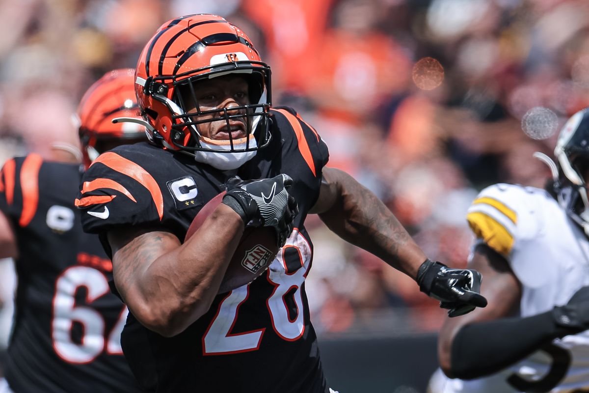 benga1scentre's tweet photo. Thank you, Tyler Boyd &amp; Joe Mixon.

Thank you for the 14,717 combined yards and 93 combined touchdowns. 

Thank you for your loyalty in dark times and being part of the turnaround. 

Thank you for the memories 83 &amp; 28 🥲🧡🖤 https://t.co/y0ljc3up7G