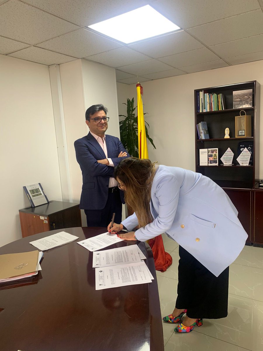 alejataborda's tweet photo. Paso por aquí a dejarles una maravillosa noticia. ✨Desde hoy Subsecretaria para la Gestión Territorial, Participación y Servicio a la Ciudadanía en @SectorSalud 

Gracias a @Gerson_bermont y el Alcalde @CarlosFGalan por la confianza y la apuesta de una ciudad que camina con salud y bien-estar. 

Feliz de compartir retos con @JFernandeznino y todo el equipo SDS. 

💛❤️

Gracias a mi madre Libia (QEPD) por motivarme a humanizar y transformar la salud. Me aLibia 🫶🏽✨