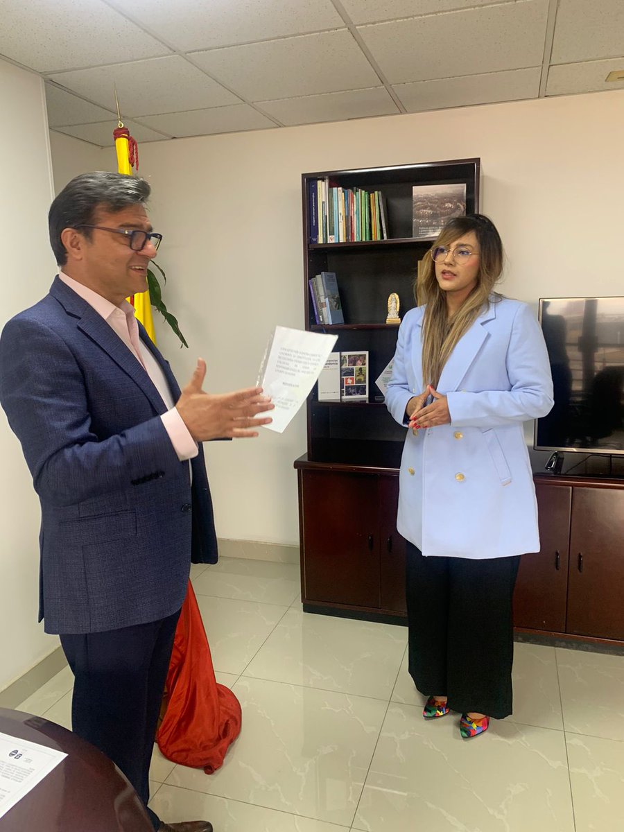alejataborda's tweet photo. Paso por aquí a dejarles una maravillosa noticia. ✨Desde hoy Subsecretaria para la Gestión Territorial, Participación y Servicio a la Ciudadanía en @SectorSalud 

Gracias a @Gerson_bermont y el Alcalde @CarlosFGalan por la confianza y la apuesta de una ciudad que camina con salud y bien-estar. 

Feliz de compartir retos con @JFernandeznino y todo el equipo SDS. 

💛❤️

Gracias a mi madre Libia (QEPD) por motivarme a humanizar y transformar la salud. Me aLibia 🫶🏽✨