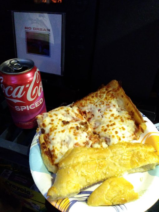 skaggot489's tweet photo. JESUS IM COMING UP #mealtwt #feasttwt #pizzatwt #snacktwt #rationstwt #coketwt #breadstickstwt #hungrytwt https://t.co/1DHtqBPKS1