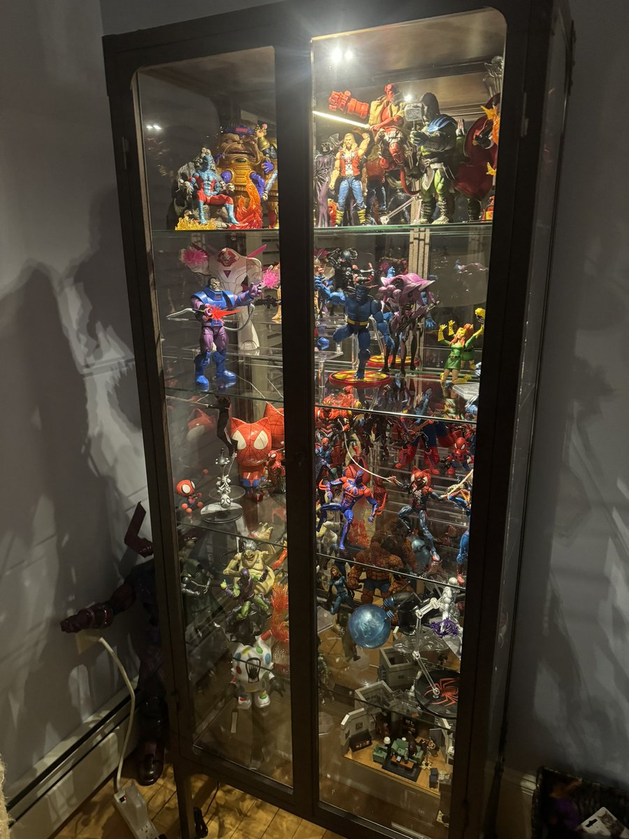 Nosocialize's tweet photo. New glass case for the action figures! 
#spiderman #xmen #helboy https://t.co/2DZMf4nW1g