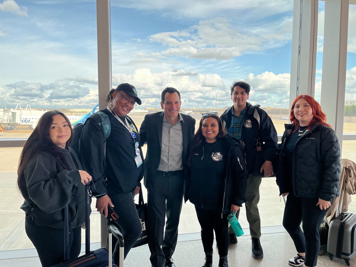 LAsBEST's tweet photo. Great to run into @RendonAD62 on our trip home! We’re grateful for all you’ve done to support #LAsBESTAfterschool children, families & communities #CaAfterschoolWorks https://t.co/4KRzEKpbSt