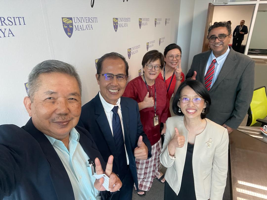 APJPH_'s tweet photo. A friendly visit from the University of Alma Ata, Yogyakarta, Indonesia to Universiti Malaya on 6th March 2024.

From left: Prof Wan Manan (USM); Prof Hamam Hadi (Universitas Alma Ata); Prof Yvonne Lim (UM; Prof. Low Wah Yun (UM); Dr Ng Ai Kah (UM); and Prof Sanjay Rampal (UM) https://t.co/HVJGDdrZcX
