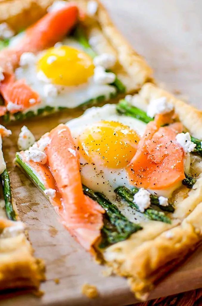 Living_Lou's tweet image. DELICIOUS asparagus-egg-smoked salmon tart that’s made with puff pastry! 

RECIPE: buff.ly/2GBctHO
#ad #eggs