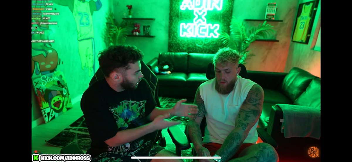 Need to see these 2 fuck, they glazing eachother more than Krispy Kreme
