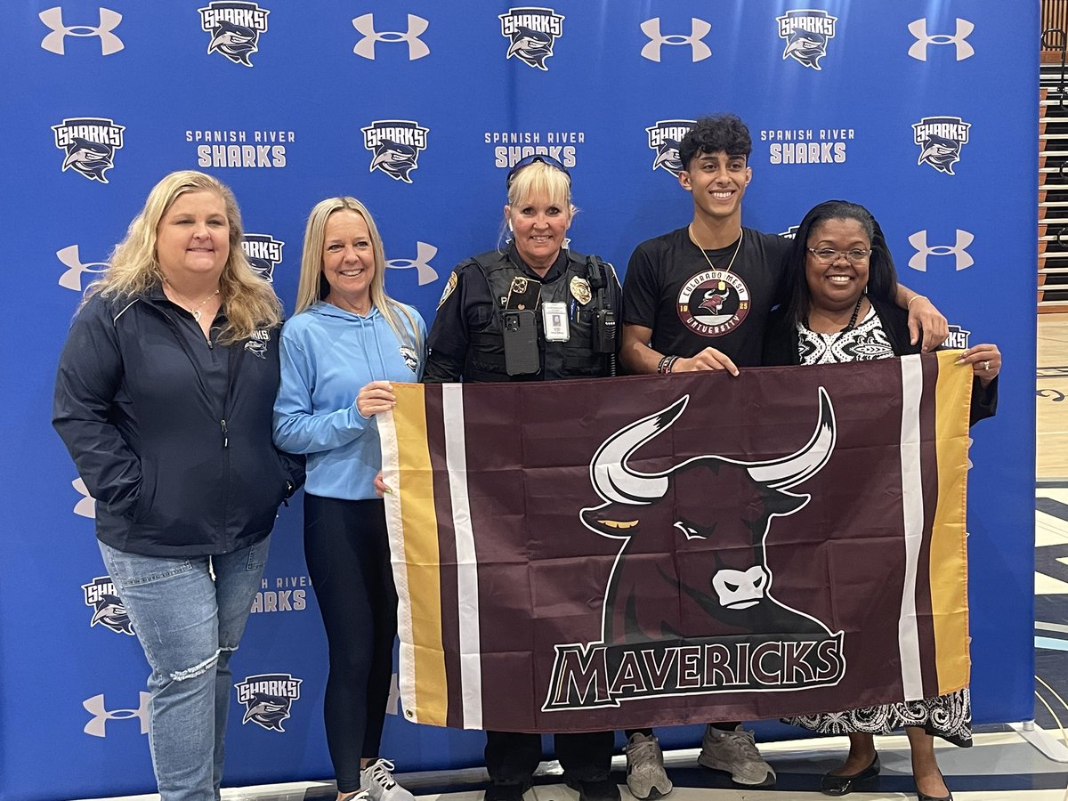 Great Spring signing for our talented @SharksSrhs athletes taking their talents to the next level! We are so proud of these student athletes and look forward to hearing about their accomplishments at the college level @RachelCapitano @Ed_Tierney1