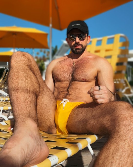 Who&rsquo;s in Miami likes my feet? Need a massage 💆&zwj;♂️ https://t.co/7FRHY1Q6PI