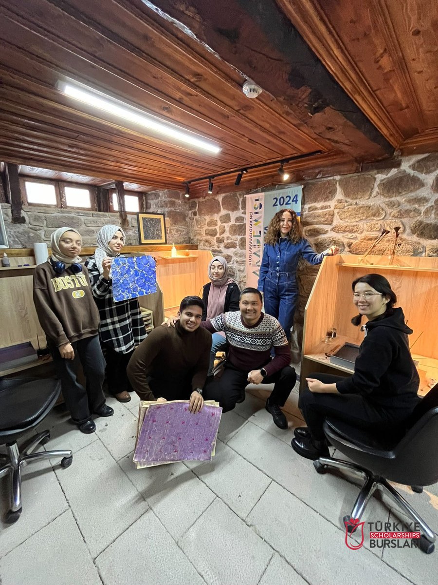 TurkiyeBurslari's tweet photo. Uluslararası Öğrenci Akademisi programları devam ediyor. 

#Konya Kültür-Sanat ve Seminer kategorilerinde; 
📌Tezhip Sanatı
📌Ebru Sanatı
📌Hat Sanatı
📌Kalem İşi Sanatı 

Alanlarında gerçekleştirilen derslerden bazı fotoğraflar... 🎭 📚🔎 https://t.co/cFn0TBnLN0