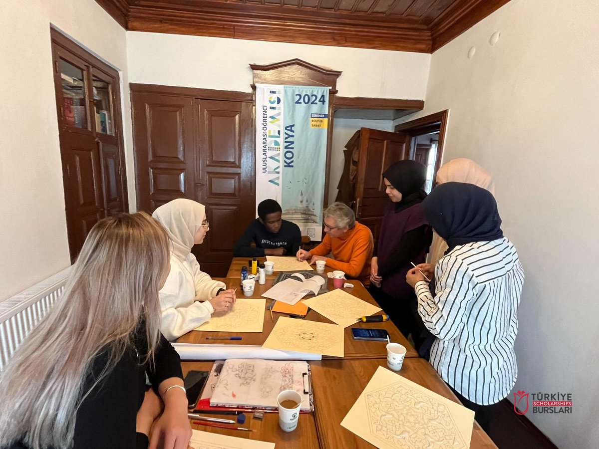 TurkiyeBurslari's tweet photo. Uluslararası Öğrenci Akademisi programları devam ediyor. 

#Konya Kültür-Sanat ve Seminer kategorilerinde; 
📌Tezhip Sanatı
📌Ebru Sanatı
📌Hat Sanatı
📌Kalem İşi Sanatı 

Alanlarında gerçekleştirilen derslerden bazı fotoğraflar... 🎭 📚🔎 https://t.co/cFn0TBnLN0