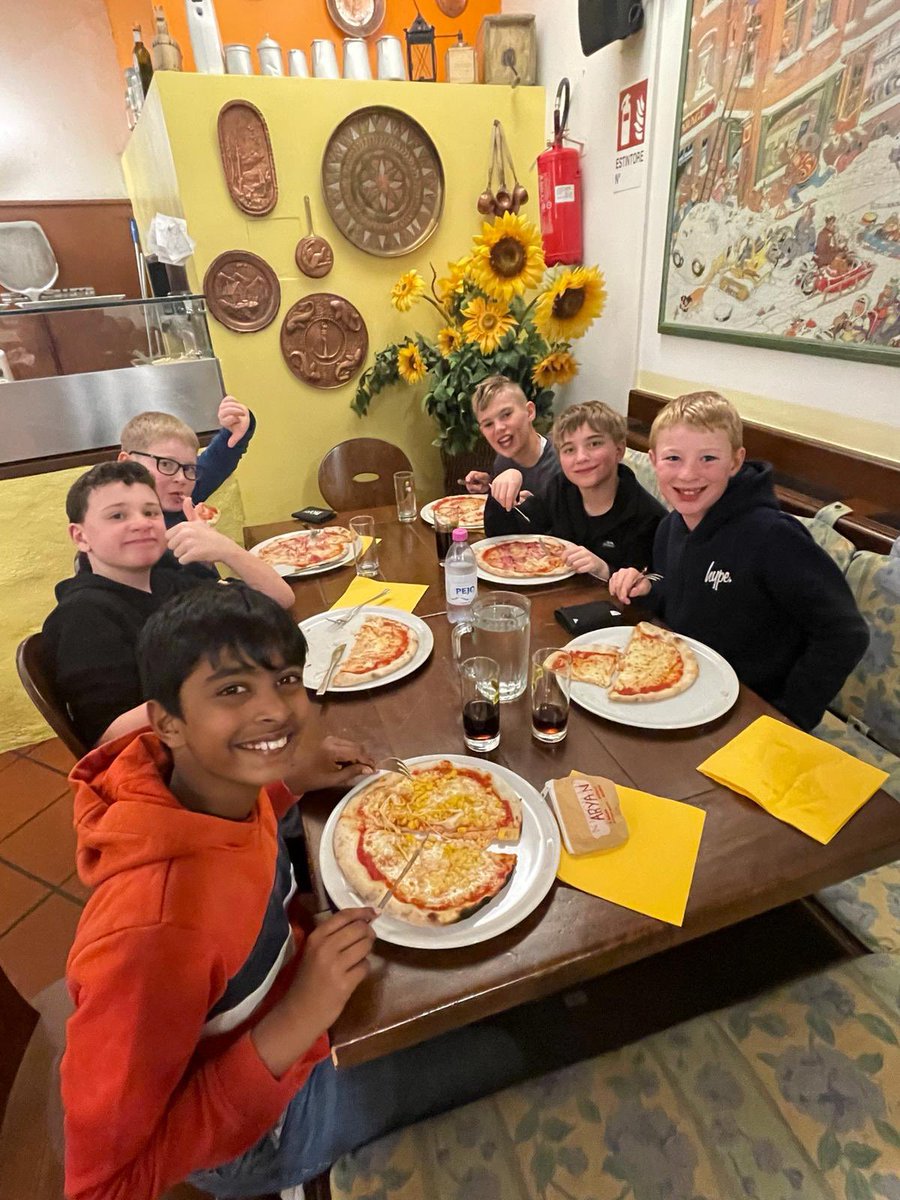 EdenhurstSchool's tweet photo. Pizza night at a traditional Italian Pizzeria @EPSHead #ski24 https://t.co/MrkflL0Onq