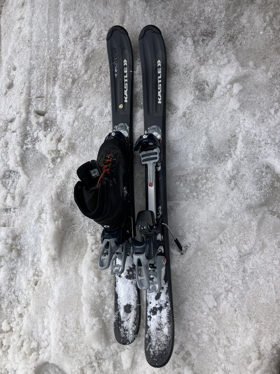 登山靴での山スキー
今はバックカントリー押されて昔のビンディングは売ってませんが邪道な使い方でdiamirにモンベル登山靴でショートスキーですが使えています。ゲレンデスキーでも問題無し。シールで登りも大丈夫
