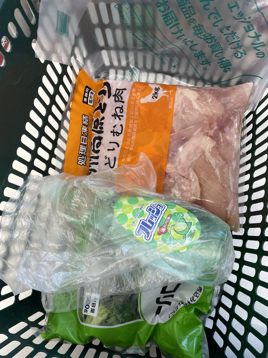 naralone_00's tweet photo. 透明の袋入れさせて頂きますねー。」

その気遣い、洗剤やなくて冷凍むね肉の方にしてくれるんちゃうんかい。でもありがとうございます。 https://t.co/UWSdkonDay